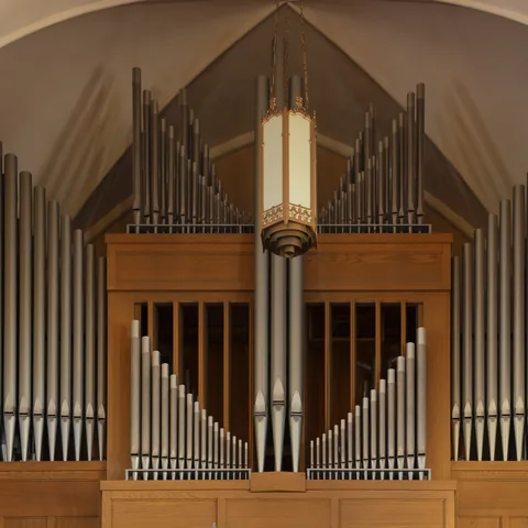 Symmetrical organ pipes in a wooden case